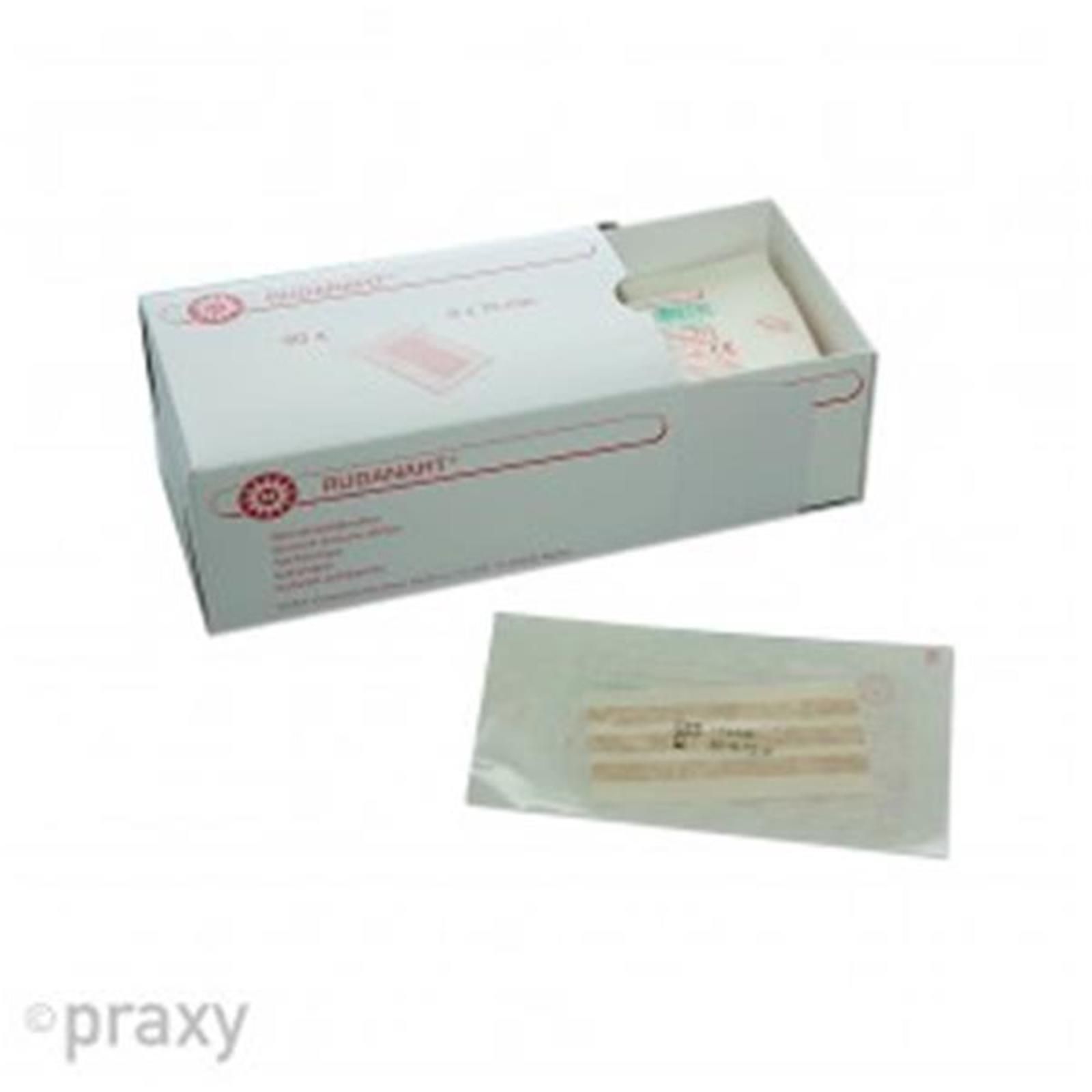 Weiße Kartonverpackung mit roter Schrift und Logo. Geöffnete Packung mit Wundnahtstreifen. Einzelne Streifen in Folie.