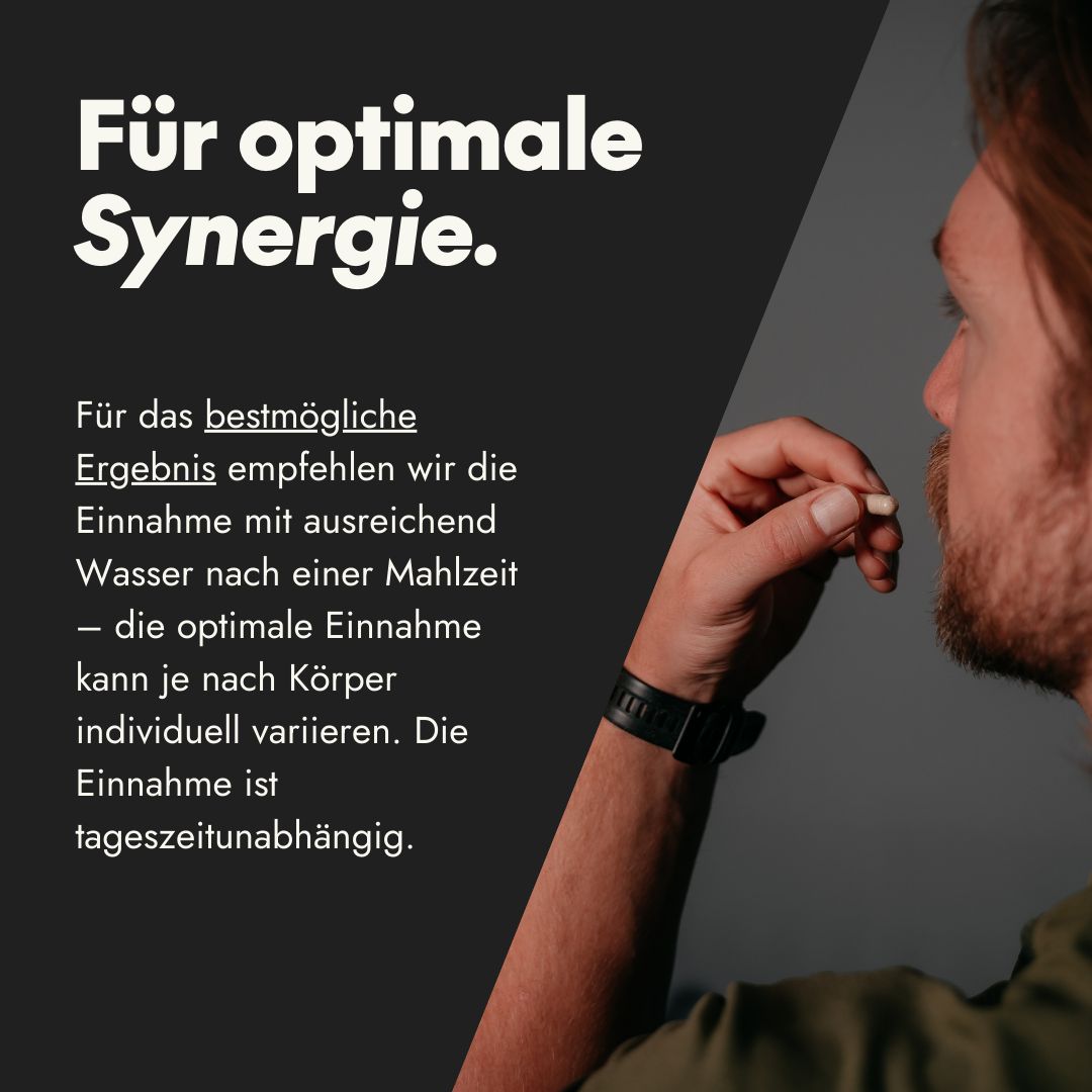 Mann nimmt Kapsel ein. Text: Für optimale Synergie. Einnahme mit Wasser nach einer Mahlzeit.