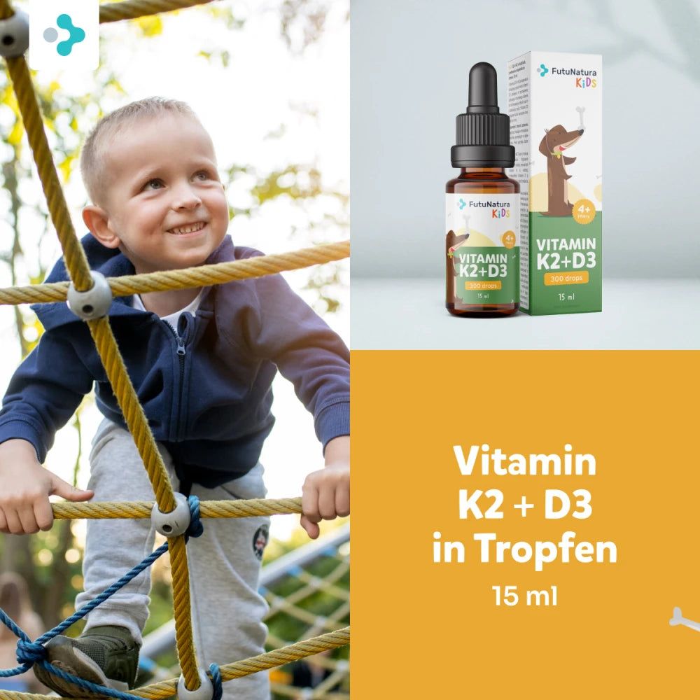 Kind klettert auf einem Spielplatz. Daneben: Flasche und Verpackung. Aufschrift: Vitamin K2 + D3 in Tropfen, 15 ml.