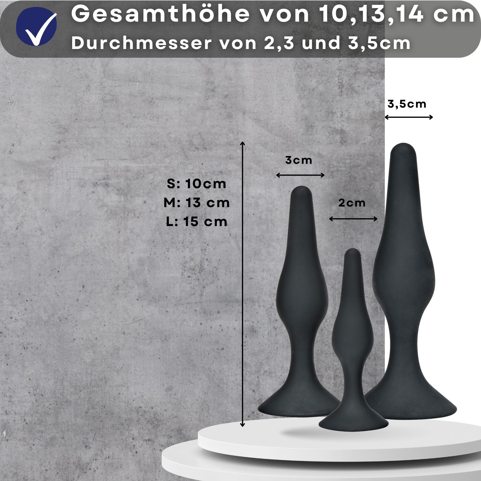 Drei schwarze Analplugs. Größen: 10, 13, 15 cm. Durchmesser: 2, 3, 3,5 cm. Auf weißem Podest.