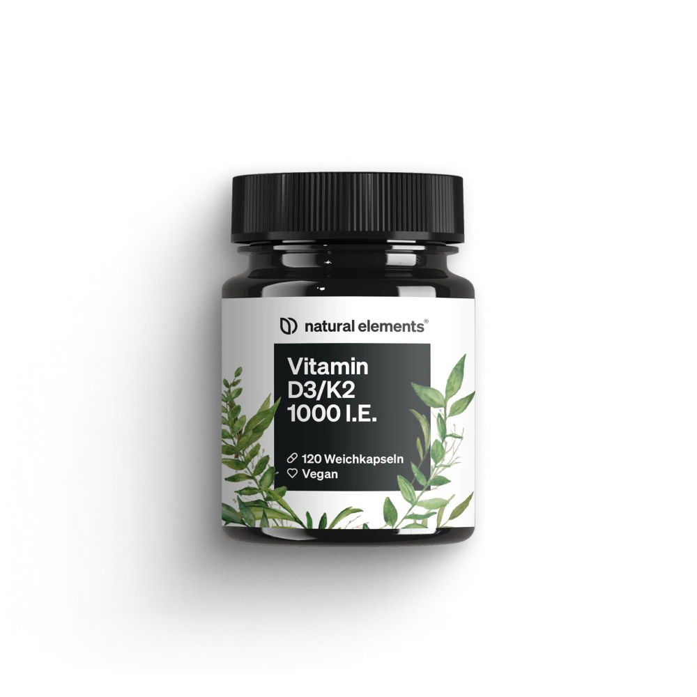 Schwarze Flasche mit Schraubverschluss. Etikett mit "natural elements" und "Vitamin D3/K2 1000 I.E.". 120 Weichkapseln, vegan.