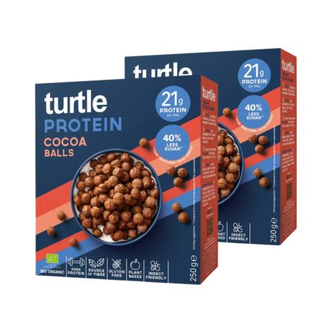 Zwei Packungen Turtle Protein Cocoa Balls. Blaue Verpackung mit Produktbild und Angaben zu Protein und Zuckerreduktion.