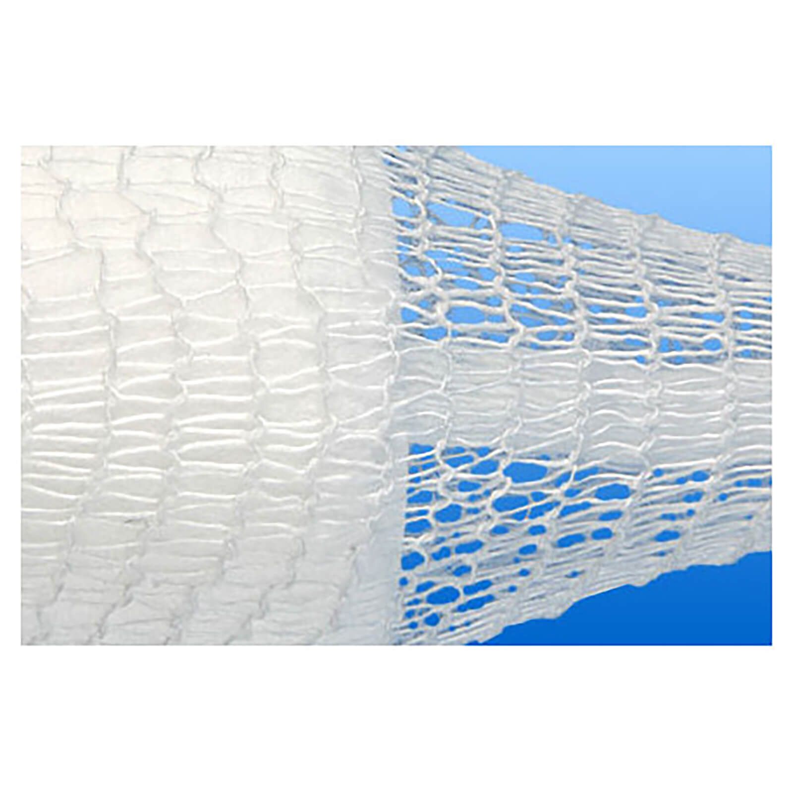 Nahaufnahme eines weißen, netzartigen Materials. Struktur mit quadratischen Öffnungen. Blauer Hintergrund.