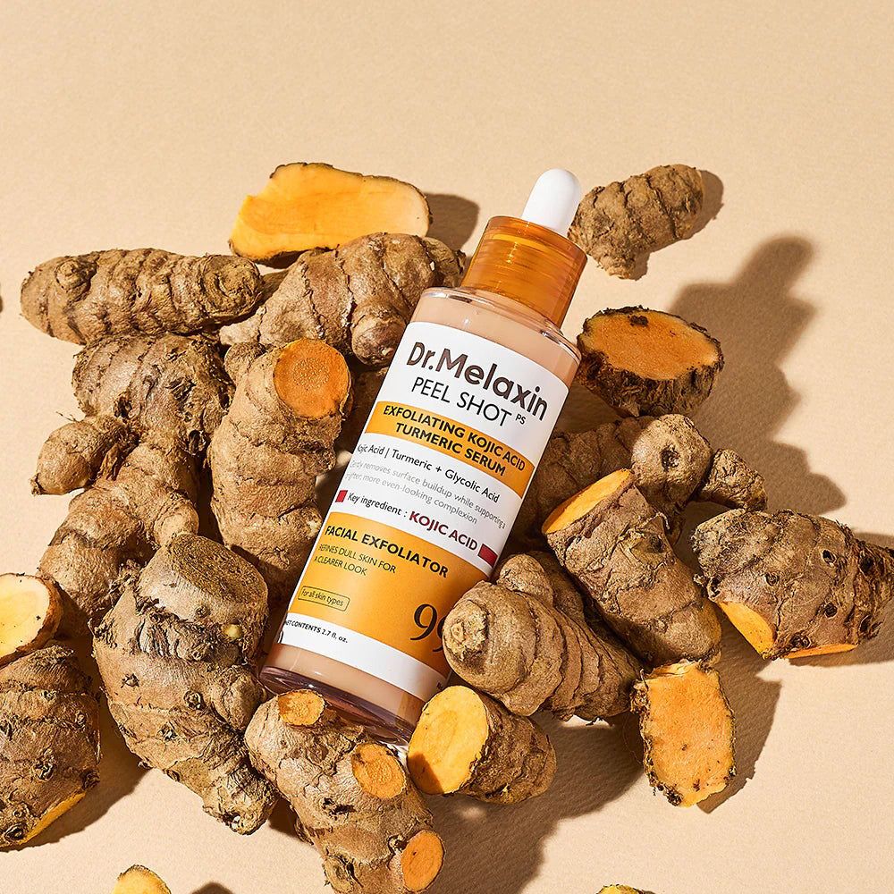 Dr. Melaxin Peel Shot Serum umgeben von frischen Kurkumawurzeln und Kurkumapulver.