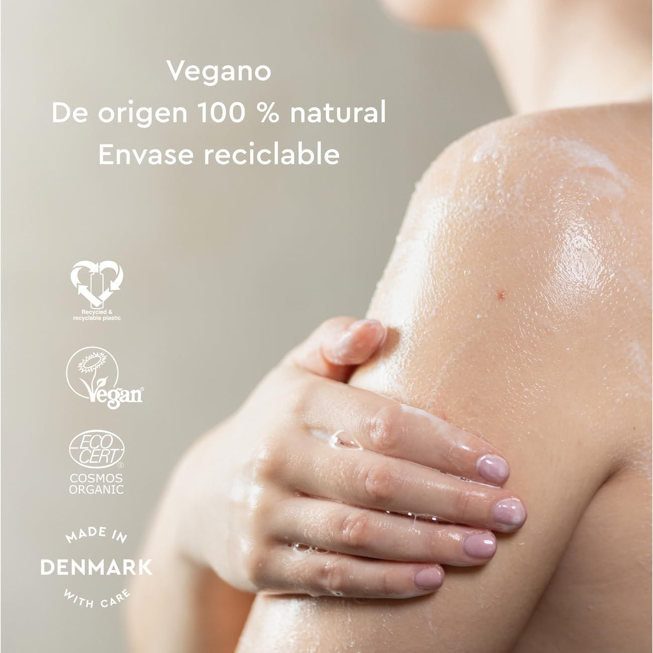 Person mit eingeschäumtem Arm. Logos: Vegan, Cosmos Organic, Made in Denmark. Text: 100% natürlich, recycelbare Verpackung.