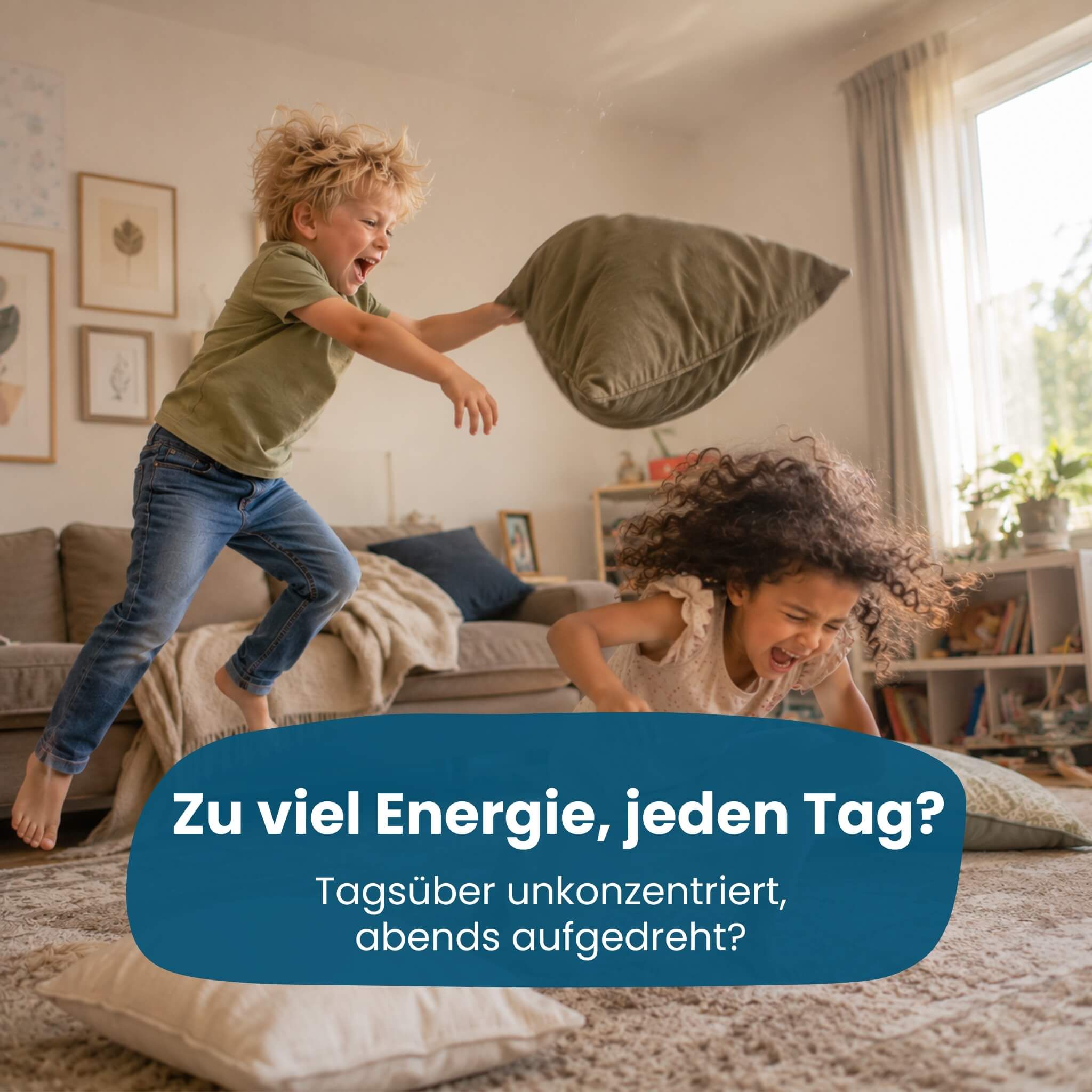 Zwei Kinder haben Spaß bei einer Kissenschlacht im Wohnzimmer.