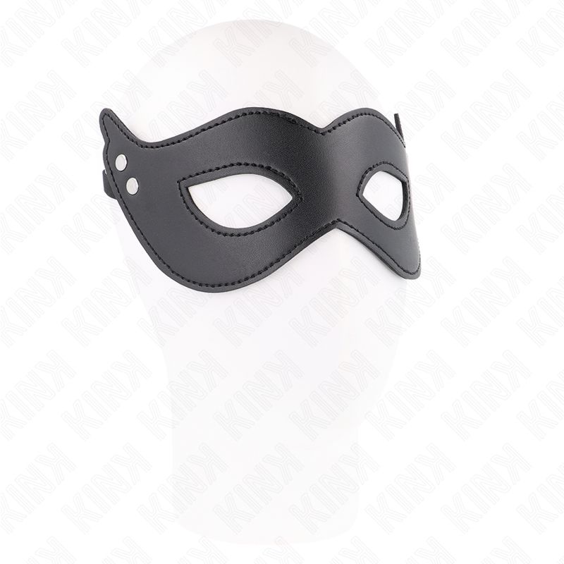 Schwarze Kunstledermaske mit Nieten, auf einem weißen Kopf platziert. Maske mit Augenöffnungen.