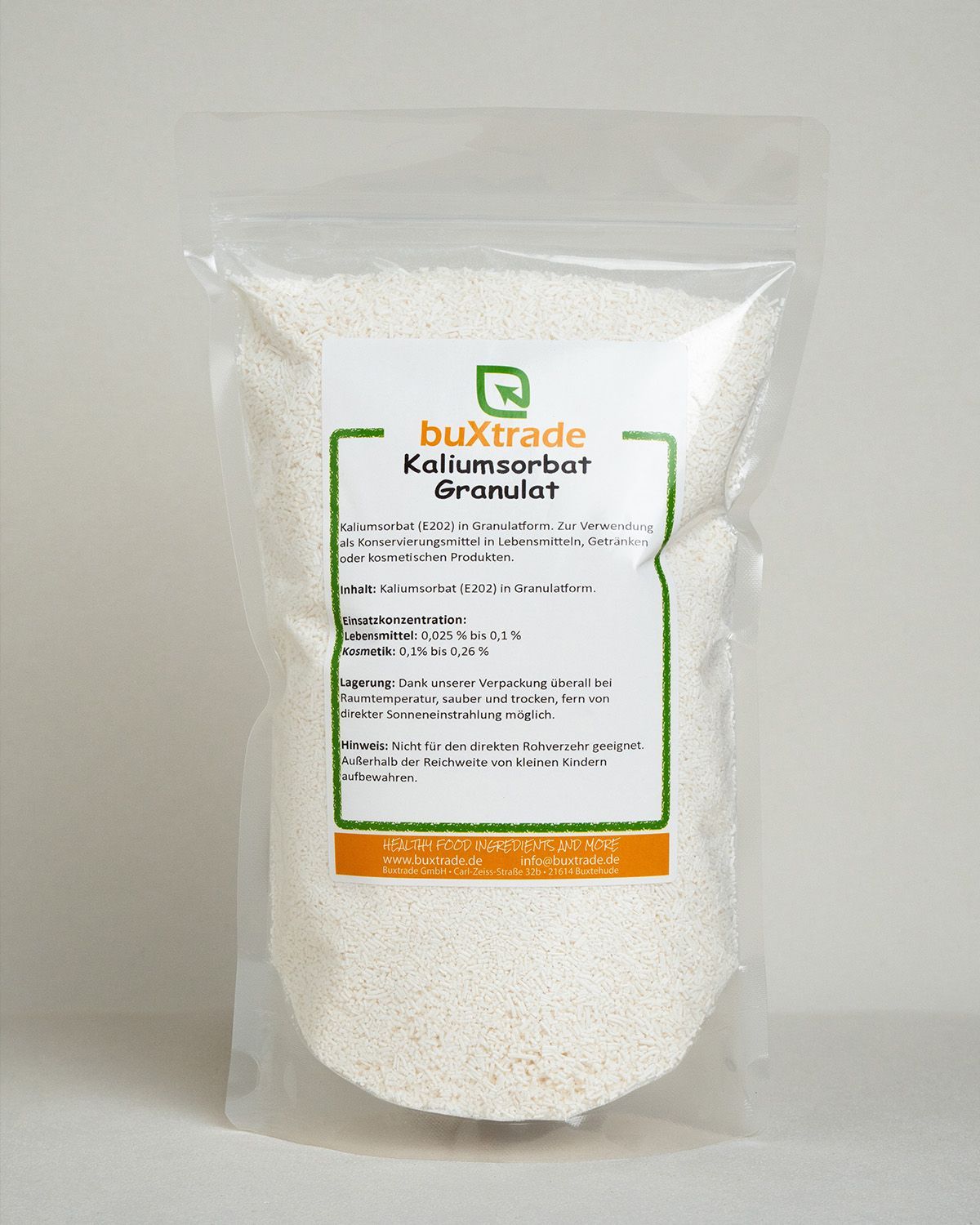 Verpackung mit buXtrade Kaliumsorbat Granulat. Das Etikett zeigt Produktinformationen und Anwendungshinweise.