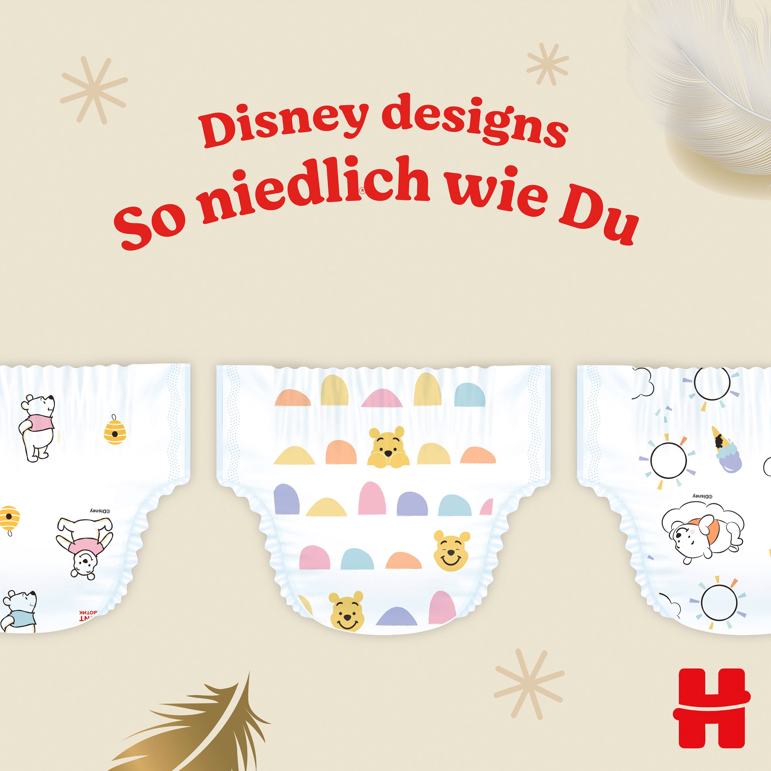 Drei Windeln mit Winnie Puuh-Designs. Text: Disney-Designs. Federn und Sterne als Dekoration. Logo 'H' unten rechts.