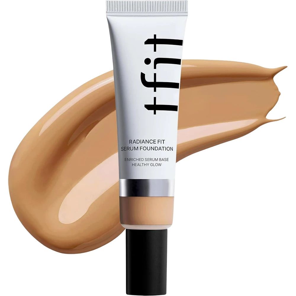 Produktverpackung. Tube mit schwarzem Deckel. Text: TFIT Radiance Fit Serum Foundation. Enriched Serum Base Healthy Glow.