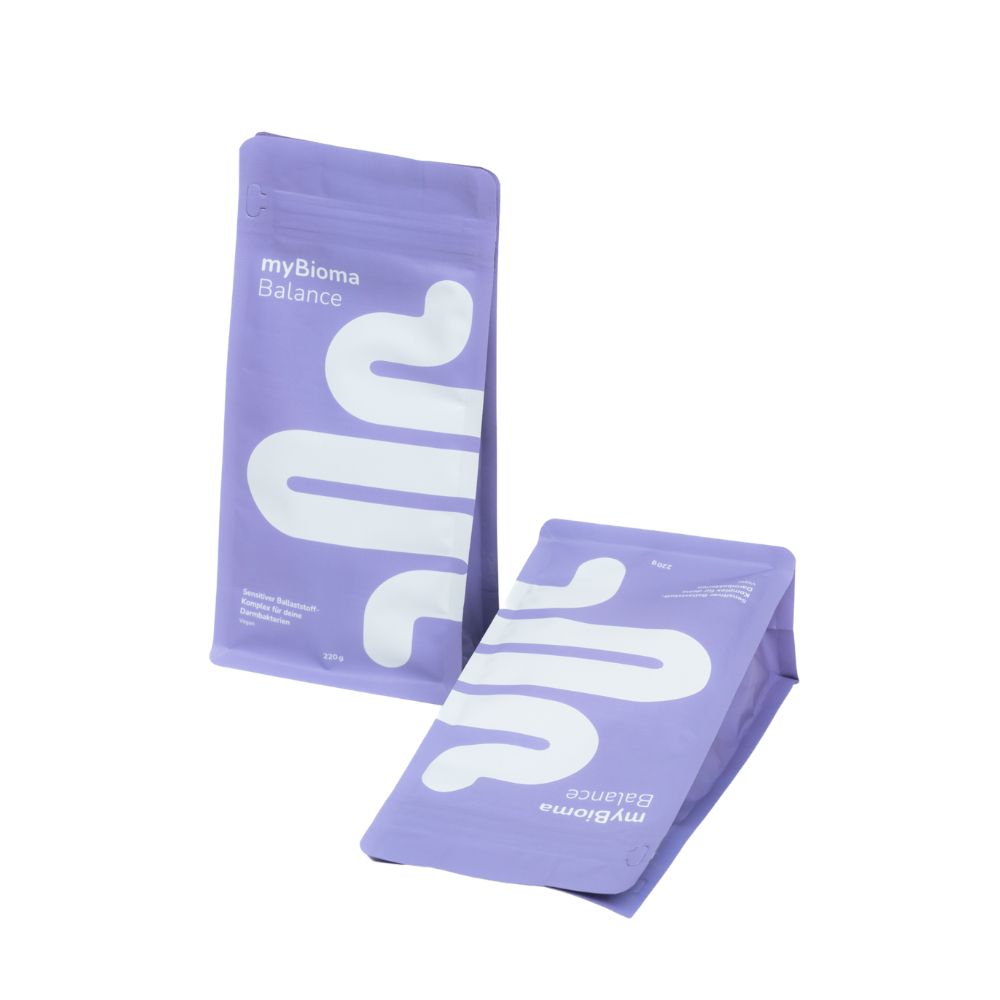 Zwei violette myBioma Balance Verpackungen. Weißer Schriftzug und Darm-Symbol. Reißverschluss oben.