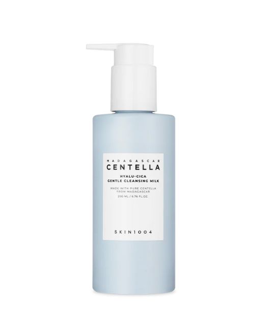 Hellblaues Fläschchen mit weißem Pumpkopf. Aufkleber mit Text: MADAGASCAR CENTELLA HYALU-CICA GENTLE CLEANSING MILK. SKIN1004.