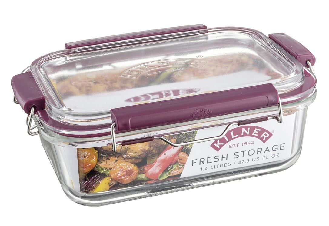 Rechteckige Frischhaltedose aus Glas mit Inhalt. Deckel und Clips sind weinrot. Auf dem Etikett steht "FRESH STORAGE" und "1.4 LITRES".