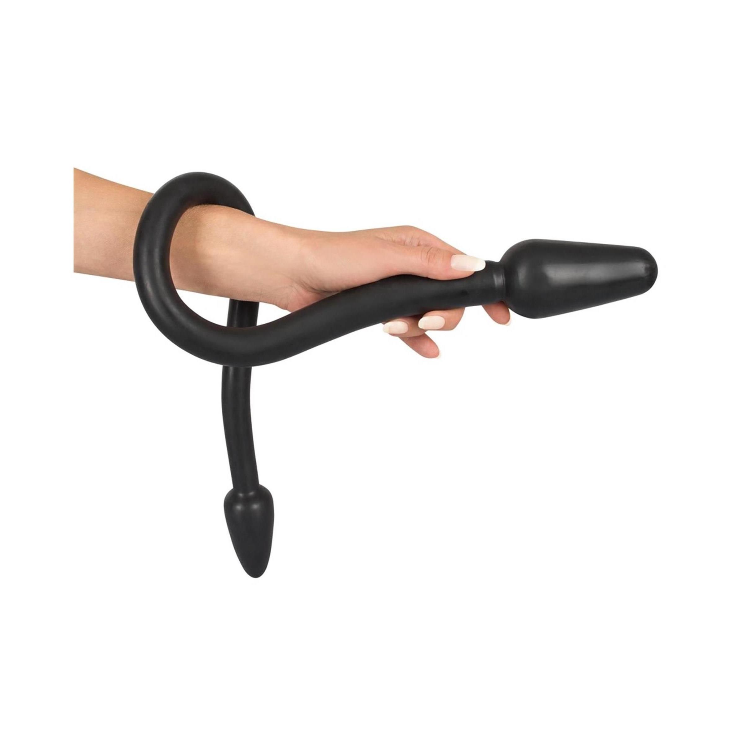 Hand hält einen schwarzen Dildo mit konischen Enden.