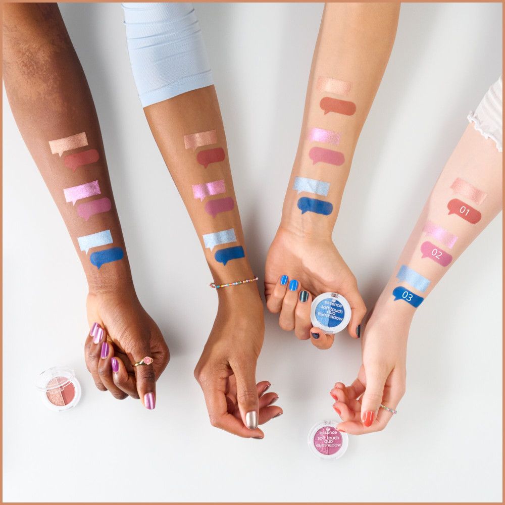 Vier Arme mit verschiedenen Hauttönen zeigen Swatches von Lidschattenfarben. Produkte und Farbcodes sind sichtbar.