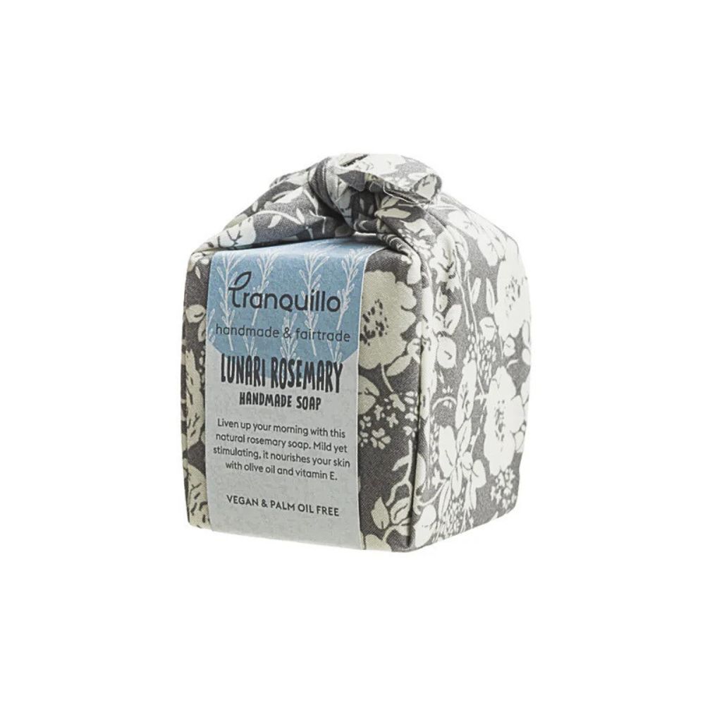 Seife in floralem Stoff verpackt. Aufkleber mit Produktnamen und Text. Vegan und palmölfrei.