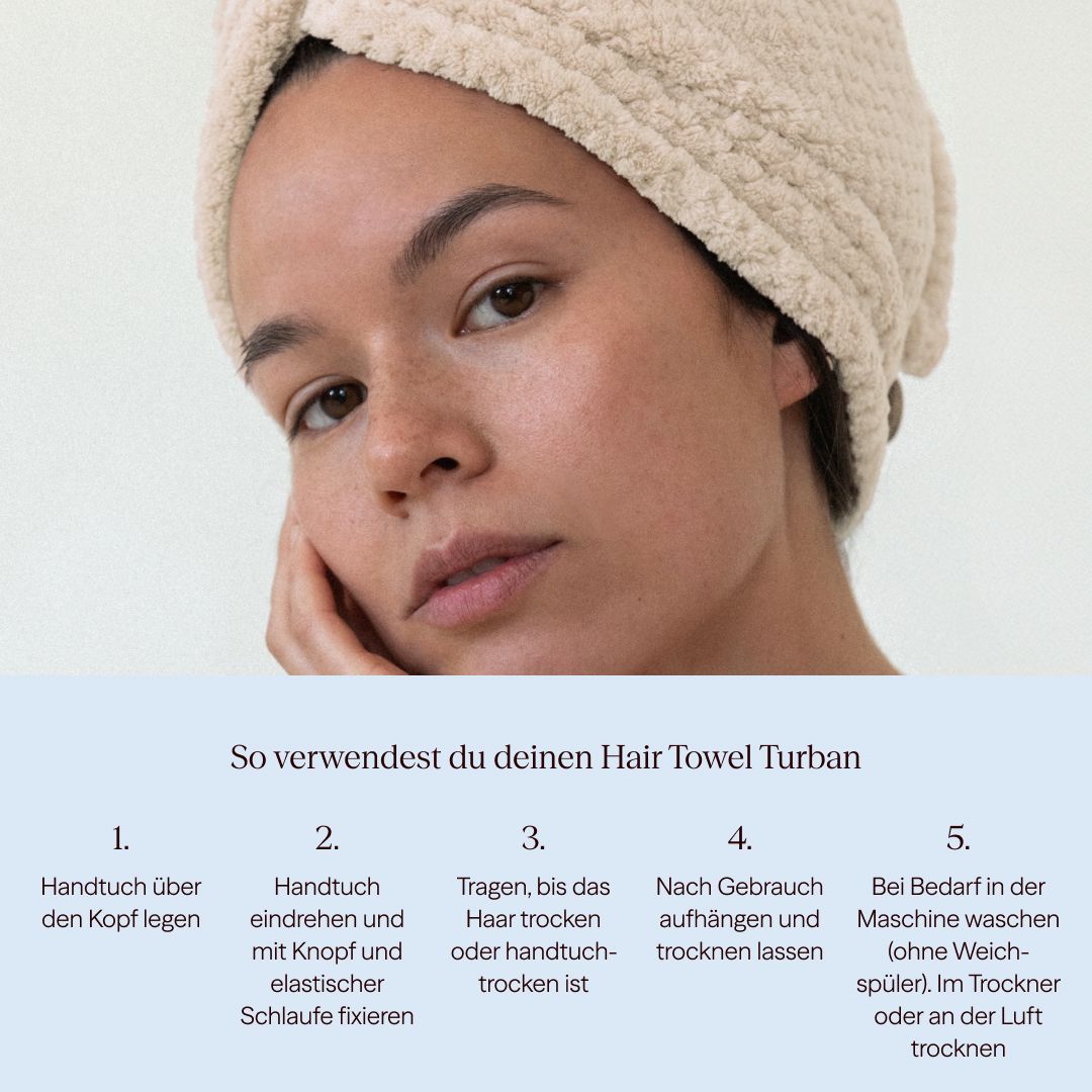 Frau mit cremefarbenem Haarturban auf dem Kopf. Text: So verwendest du deinen Hair Towel Turban. Schritt-für-Schritt-Anleitung.