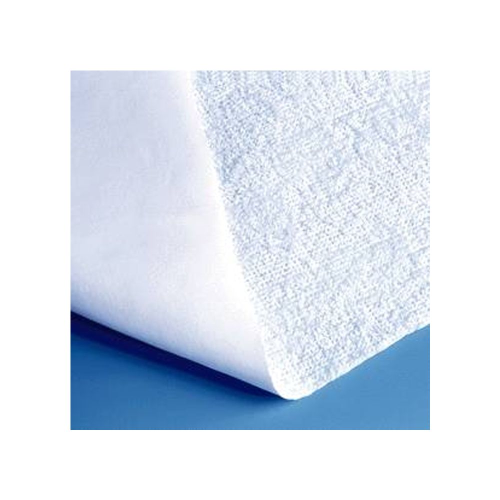 Weiße Frottee-Bettauflage, teilweise aufgerollt, zeigt die Textur. Auf blauem Untergrund.