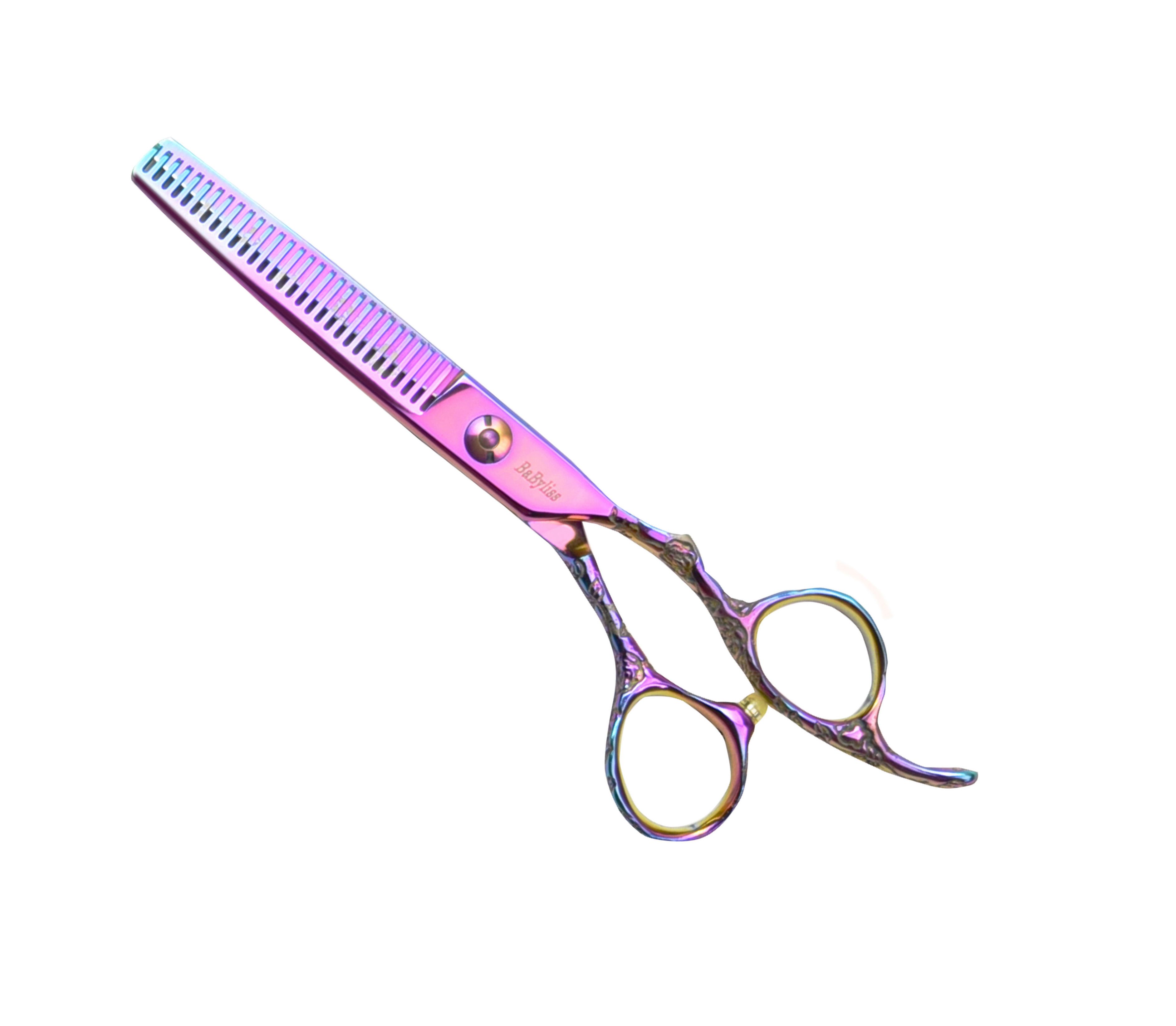 Einseitige Zahnungsschere. Mehrfarbiges Metall, rosa und blau. Griffe mit Fingerlöchern. Aufschrift auf der Klinge.