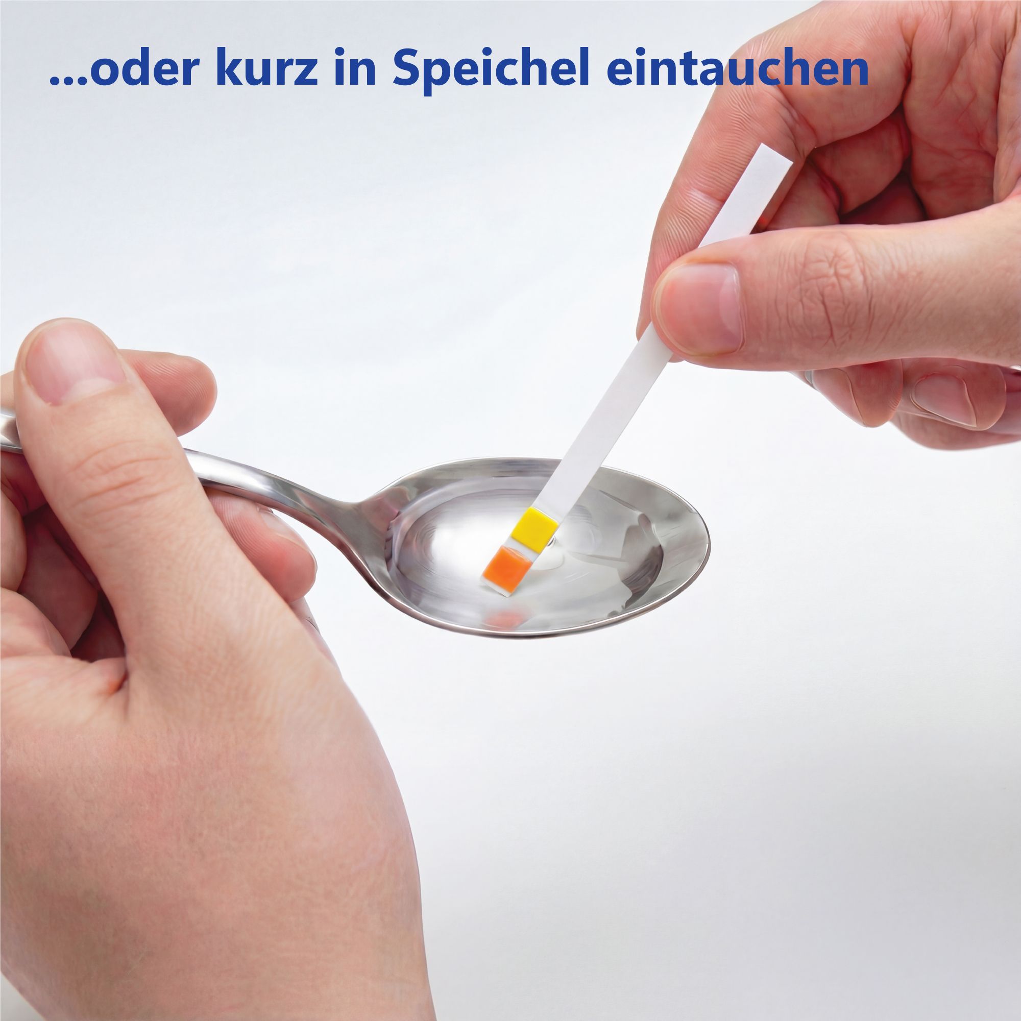 Hände halten pH-Teststreifen in Löffel mit Flüssigkeit. Streifen mit gelben und orangen Feldern. Text: ...oder kurz in Speichel eintauchen.
