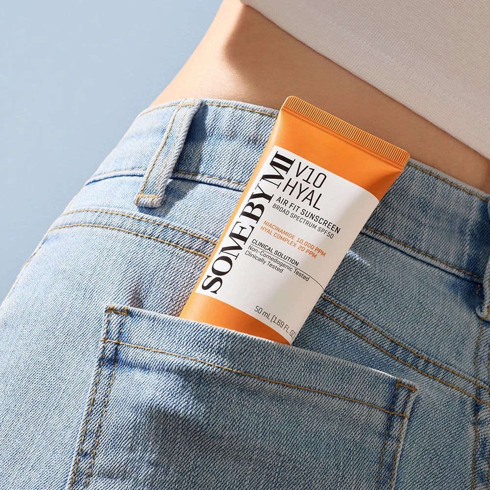 Orange Tube in Jeans-Hosentasche. Aufschrift: SOME BY MI V10 Hyal Air Fit Sunscreen SPF50. 50 ml.