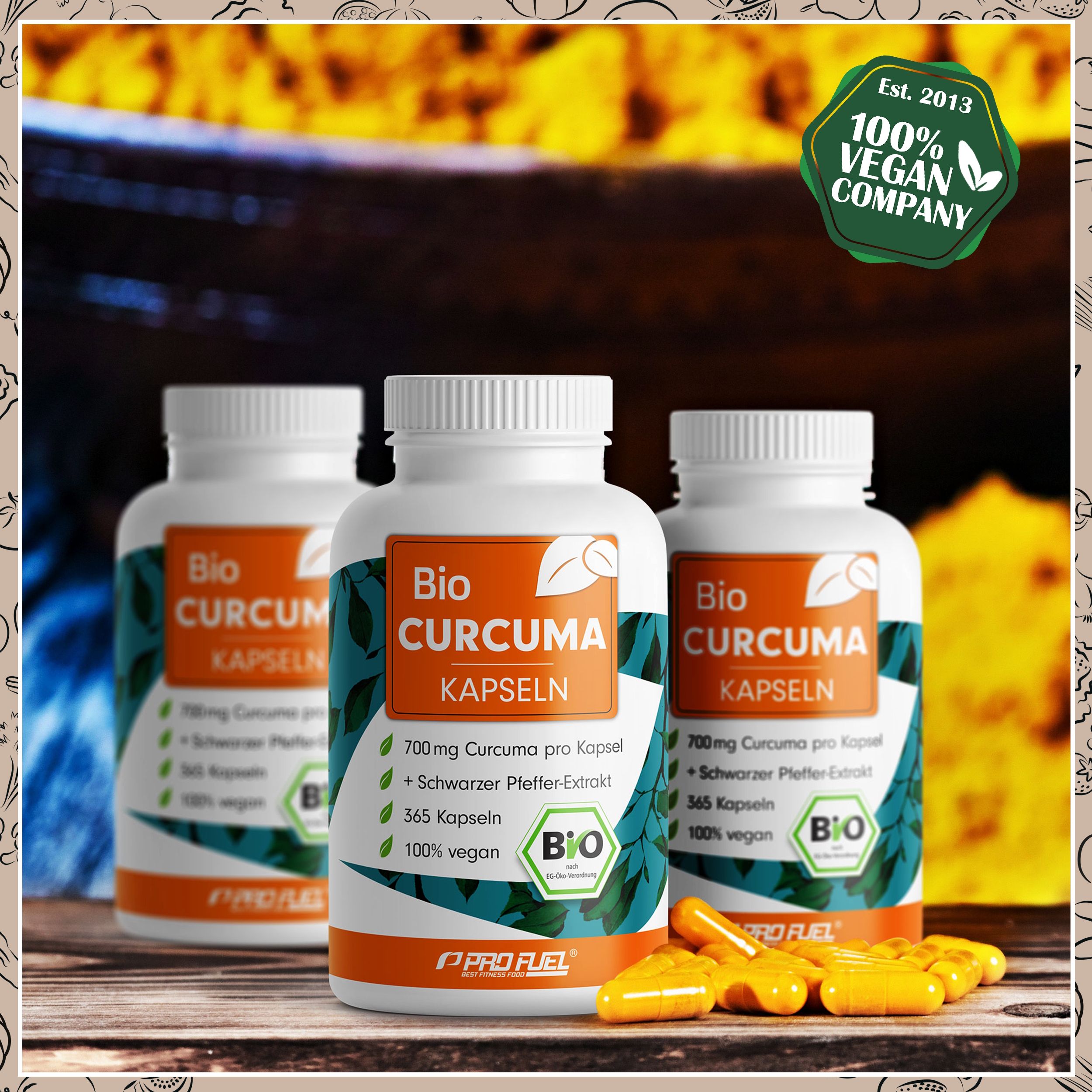 Drei weiße Flaschen Bio Curcuma Kapseln. Aufschrift: 700 mg Curcuma, 365 Kapseln, 100% vegan. Gelbe Kapseln daneben.