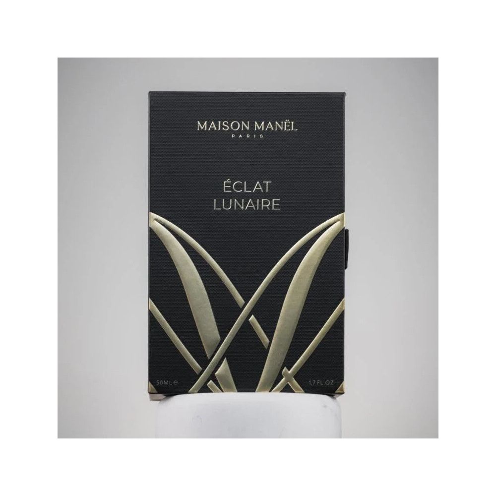 Schwarze Verpackung mit Aufschrift: Maison Manel Paris, Éclat Lunaire. Goldfarbenes Logo. 5ml/0.17 fl oz.