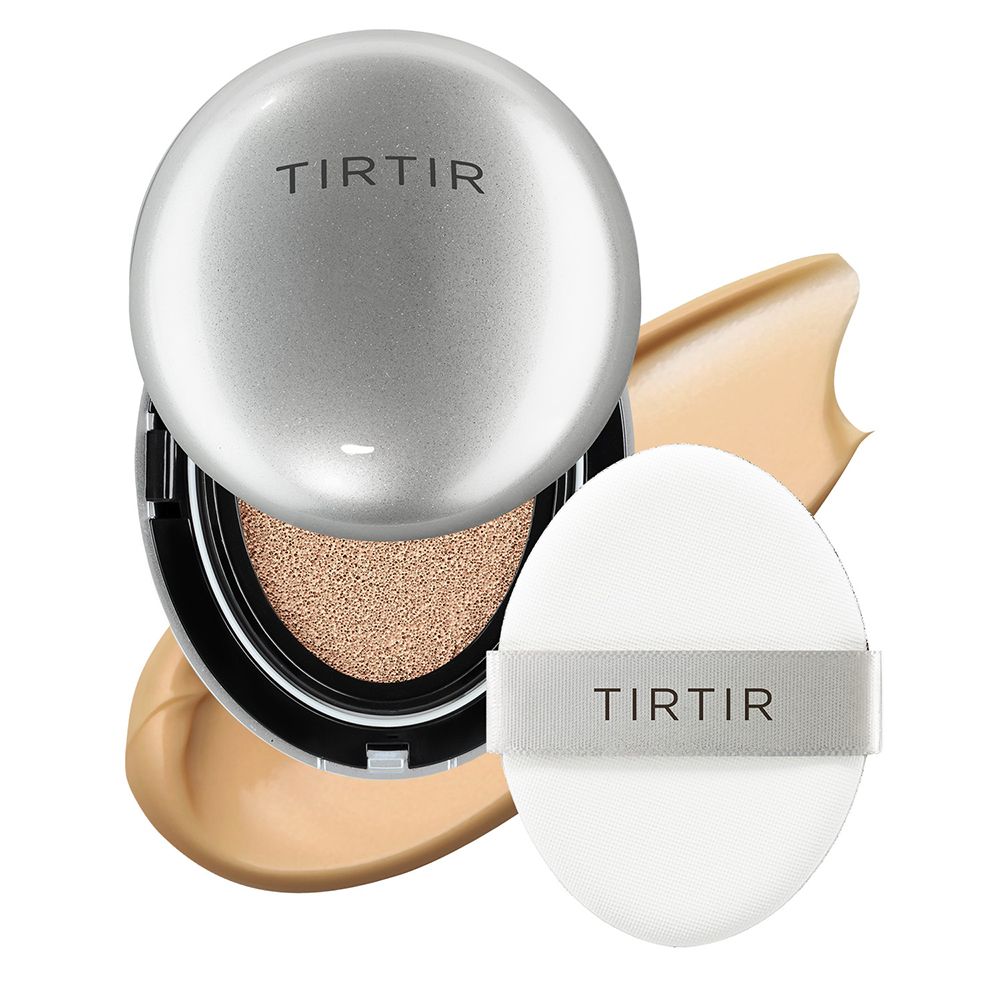 Offener silberner Tiegel mit Tirtir Mask Fit Aura Cushion und einem weißen Applikator.