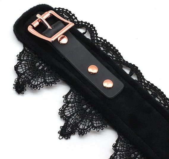 Schwarzes Halsband mit Spitze und Schnalle.