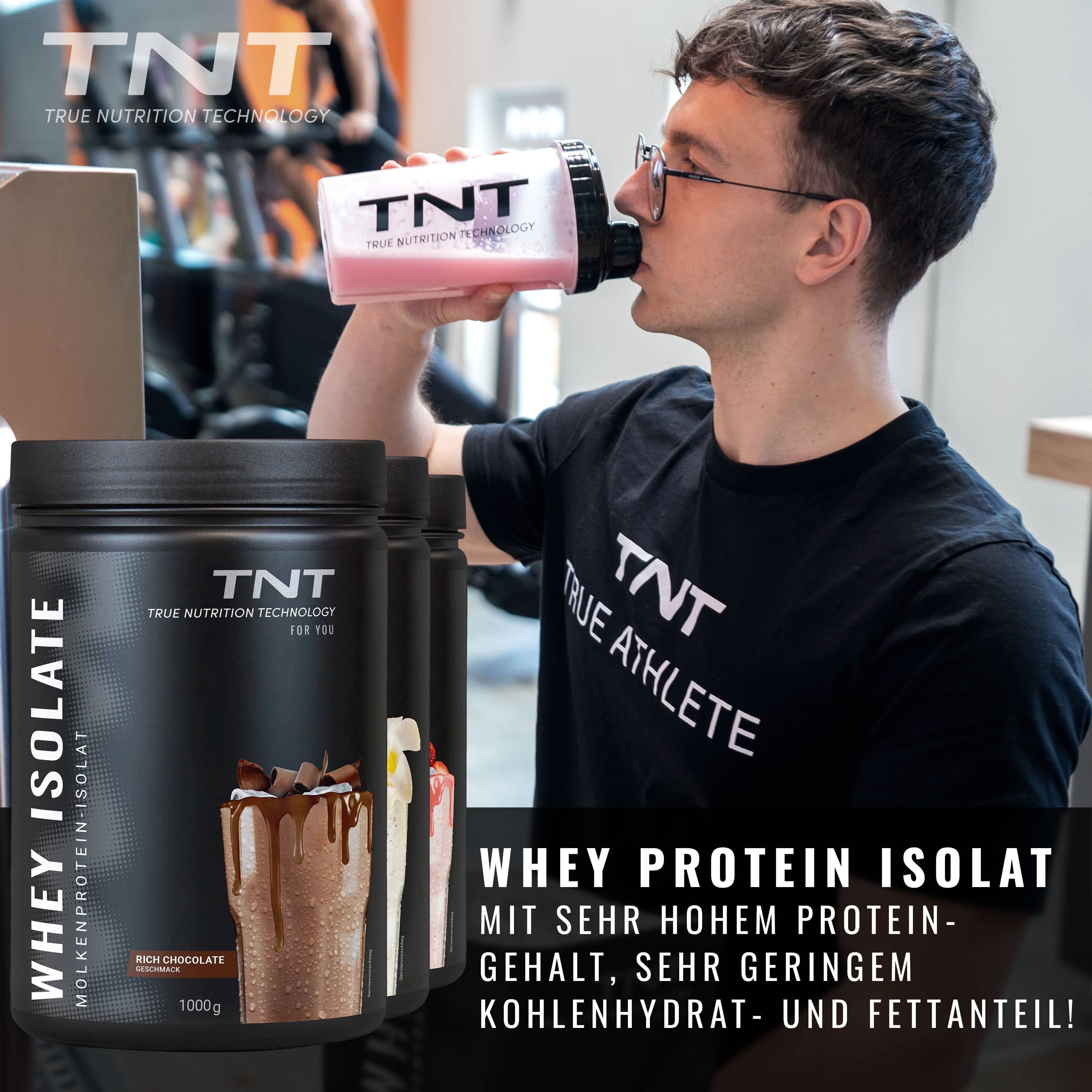 Mann trinkt Shake aus TNT-Shaker. Im Hintergrund Dosen TNT Whey Isolat. Text: Whey Protein Isolat, hoher Proteingehalt, geringer Kohlenhydrat- und Fettanteil.