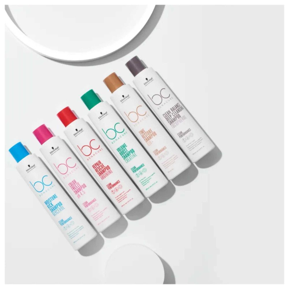 Sechs Shampoo-Flaschen in verschiedenen Farben. Aufschrift "bc BONACURE".