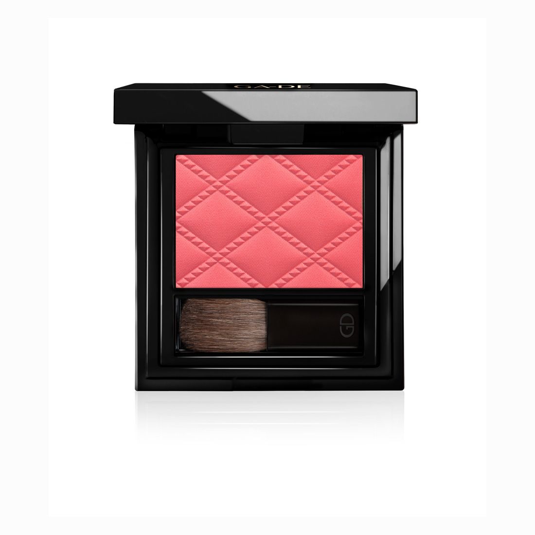 Ga-De Idyllic Soft Satin Blush. Rosa Puder mit geprägtem Muster in schwarzem Etui. Mit Pinsel.