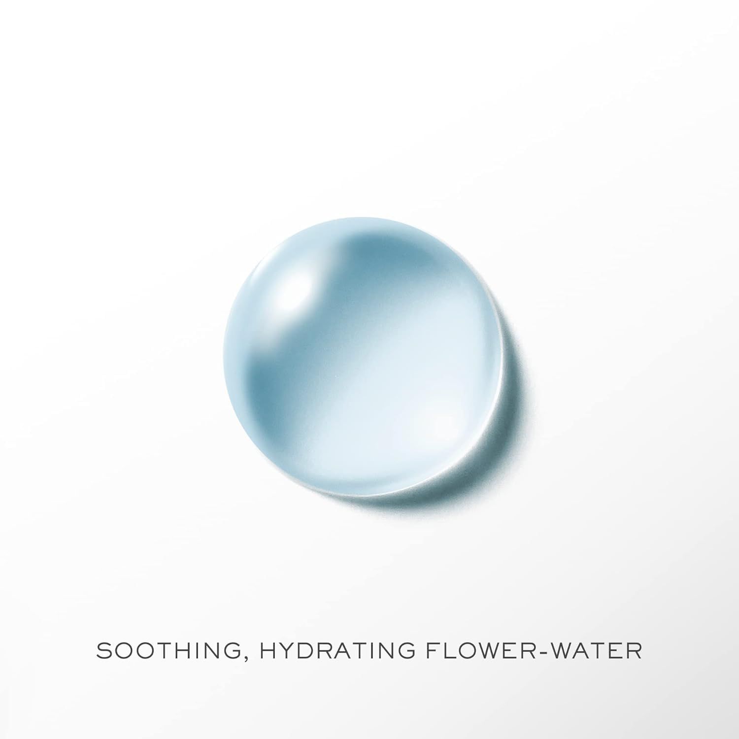 Blaue, runde Flüssigkeitstropfen. Text: Soothing, Hydrating Flower-Water.