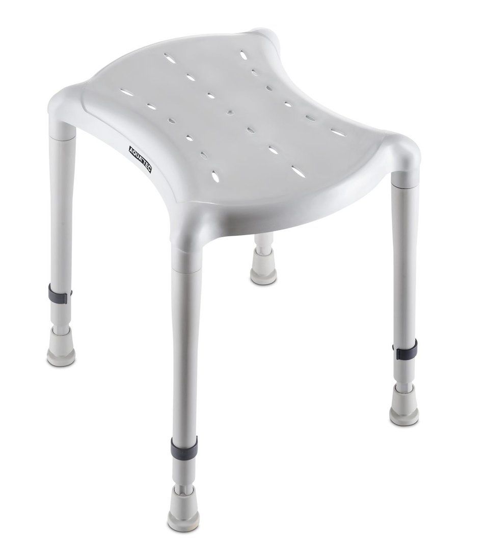 Weißer, rechteckiger Duschhocker mit leicht geschwungener Sitzfläche. AQUATEC-Logo sichtbar. Höhenverstellbare Beine mit rutschfesten Füßen.