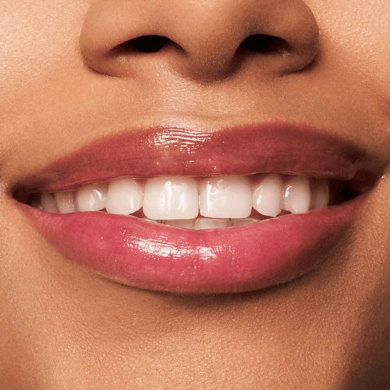 Plumping Lip Filler in schwarzer Verpackung mit Applikator.