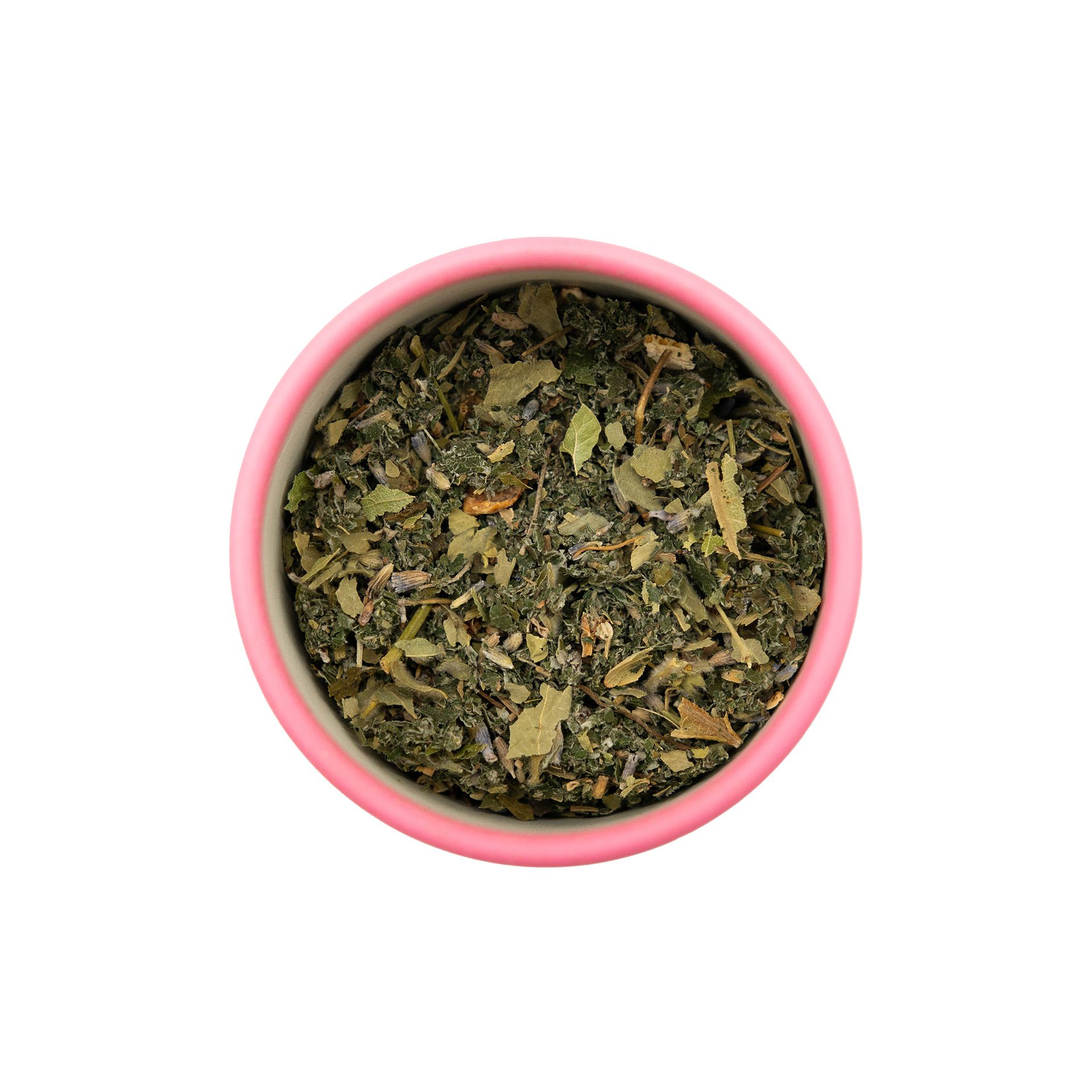 Draufsicht auf eine rosa Schale mit losem Tee. Grünliche Kräutermischung.