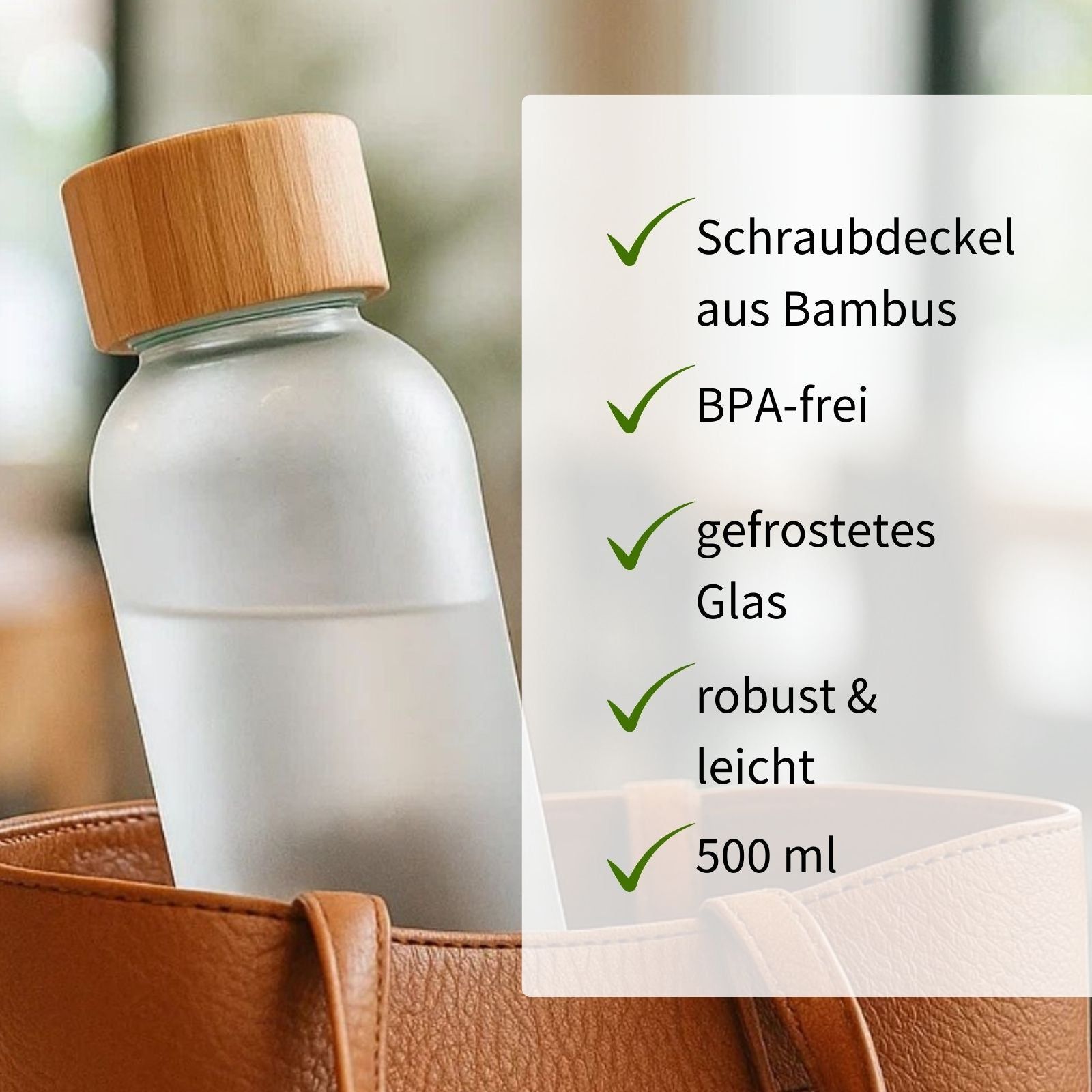 Trinkflasche mit Bambusdeckel in einer Tasche. Text: Schraubdeckel aus Bambus, BPA-frei, gefrostetes Glas, robust & leicht, 500 ml.