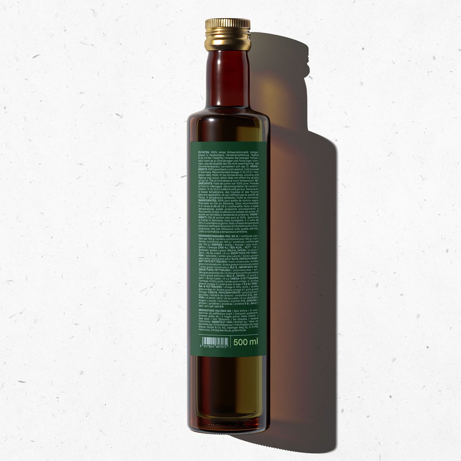 Rückansicht einer Flasche GreatVita Schwarzkümmelöl. Braune Flasche mit grünem Etikett. 500 ml Volumenangabe.