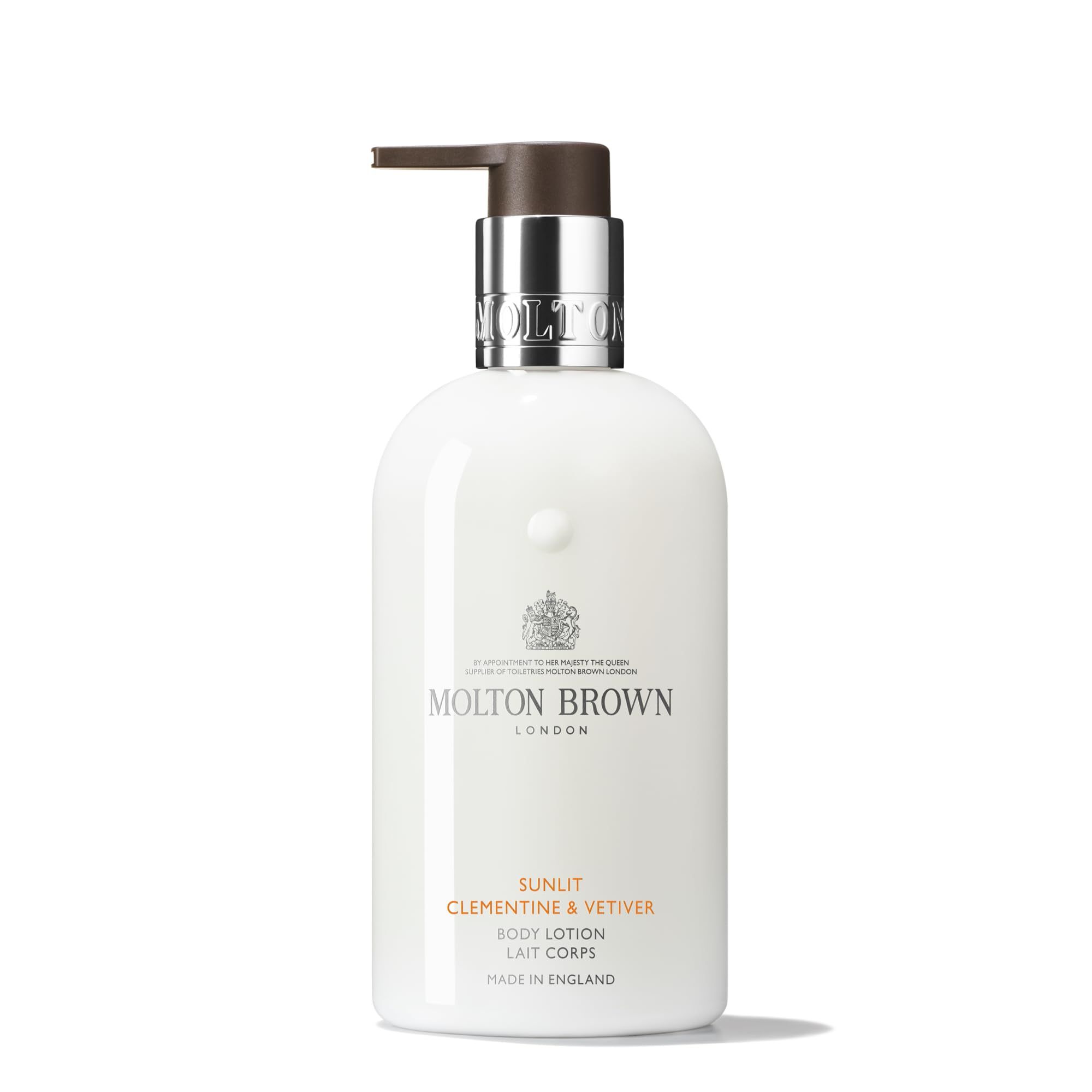 Weiße Pumpflasche mit Molton Brown Clementine & Vetiver Bodylotion.