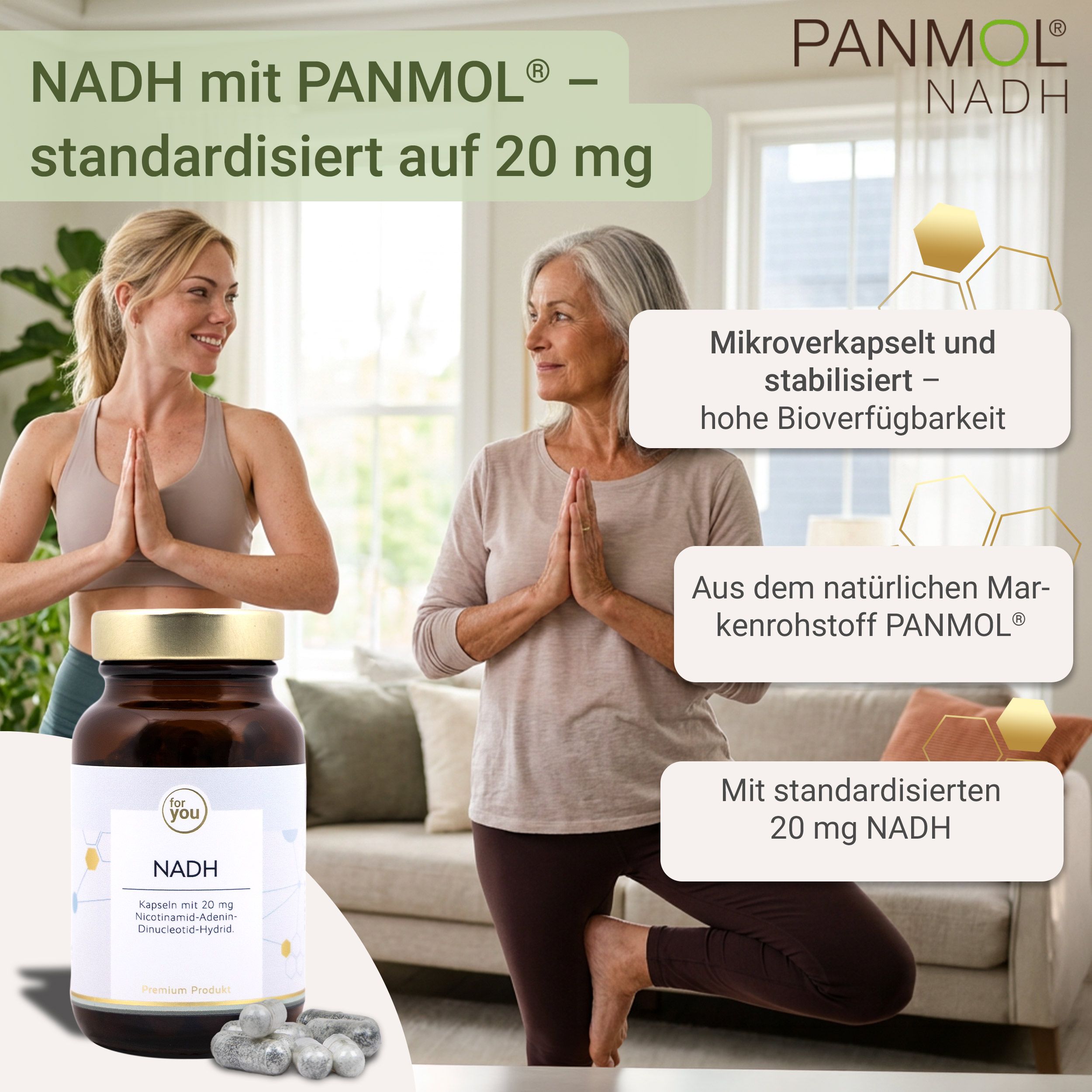 Zwei Frauen in Yoga-Kleidung praktizieren im Wohnzimmer. Eine Flasche NADH-Kapseln steht im Vordergrund.