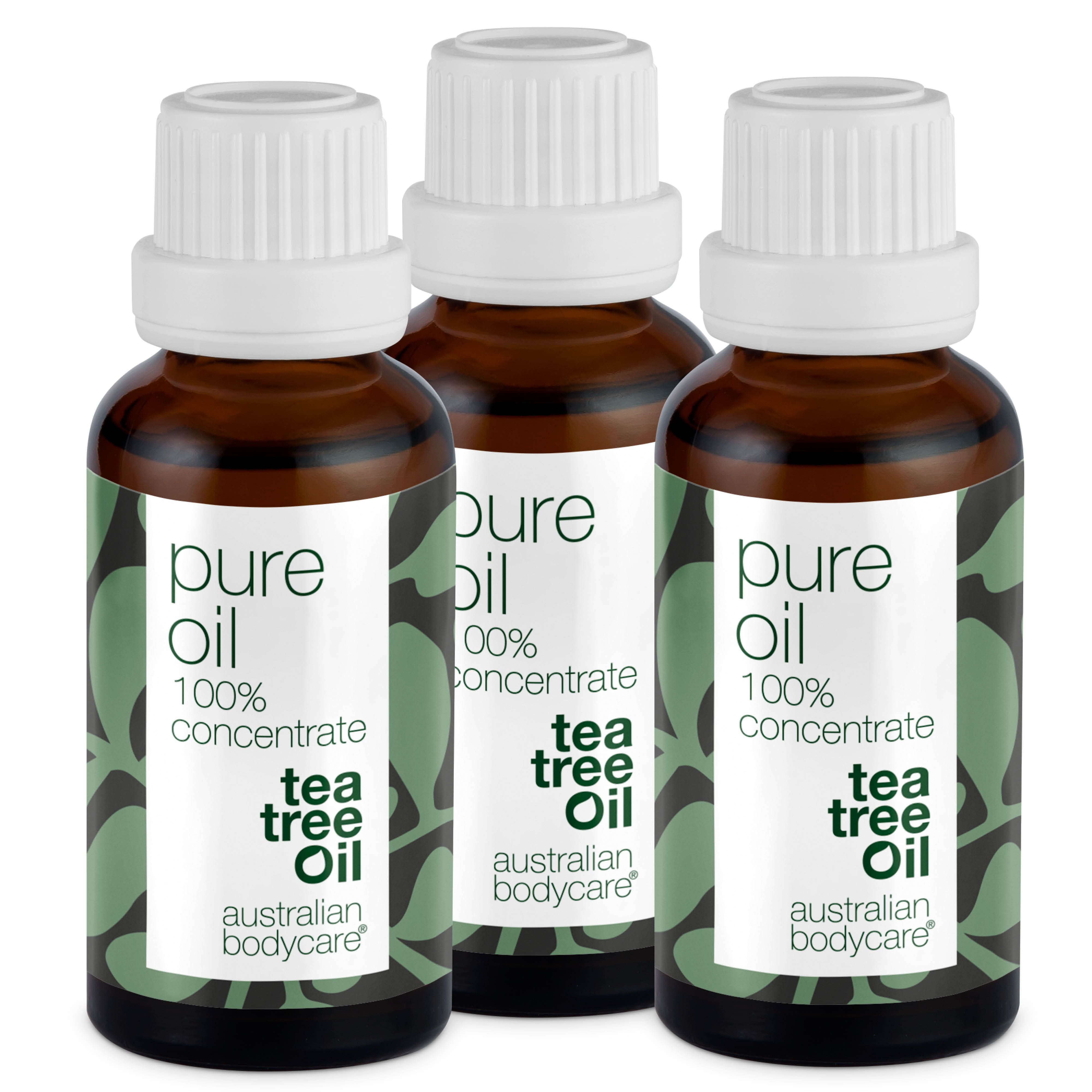 Drei Flaschen Teebaumöl. Braune Glasflaschen mit weißem Deckel. Aufschrift: Pure Oil, 100% Concentrate, Tea Tree Oil.