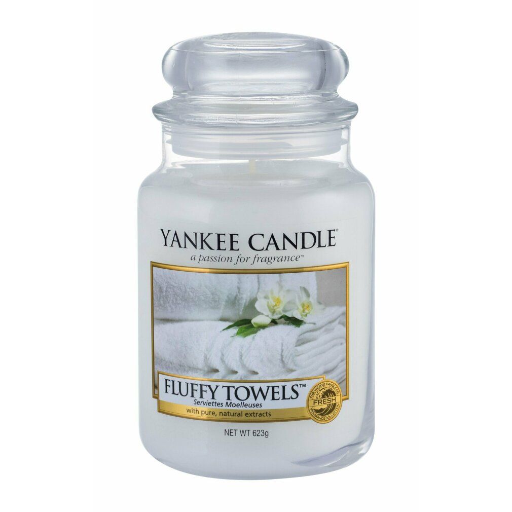 Yankee Candle Duftkerze Fluffy Towels. Glasbehälter mit Deckel. Etikett mit Handtüchern und Blüten. Netto 623g.