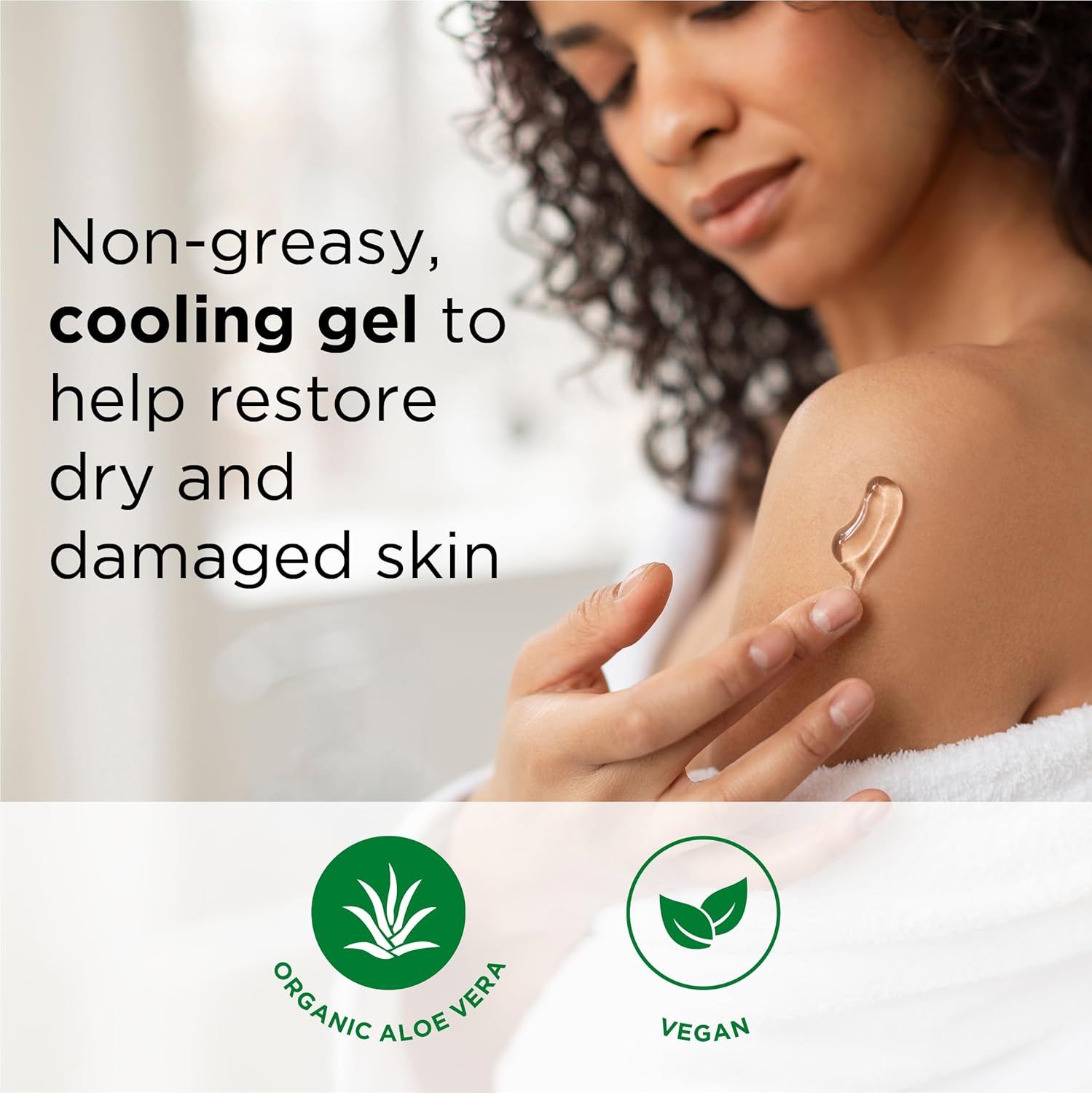 Frau trägt Gel auf die Schulter auf. Text: Nicht fettendes, kühlendes Gel zur Wiederherstellung trockener und geschädigter Haut. Logos: Bio-Aloe Vera, Vegan.