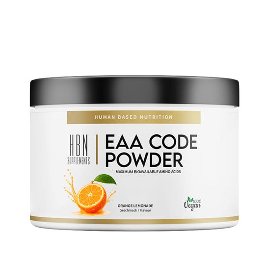 Behälter mit HBN Supplements EAA Code Powder. Orange und Blatt-Illustration. Text: Human Based Nutrition, Vegan.