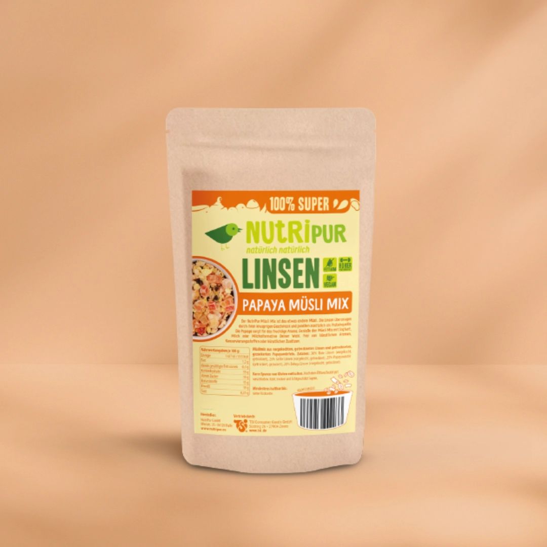 Beutel mit NutriPur Linsen Papaya Müsli Mix. Aufdruck mit Produktinformationen und Logo. Beige Verpackung.