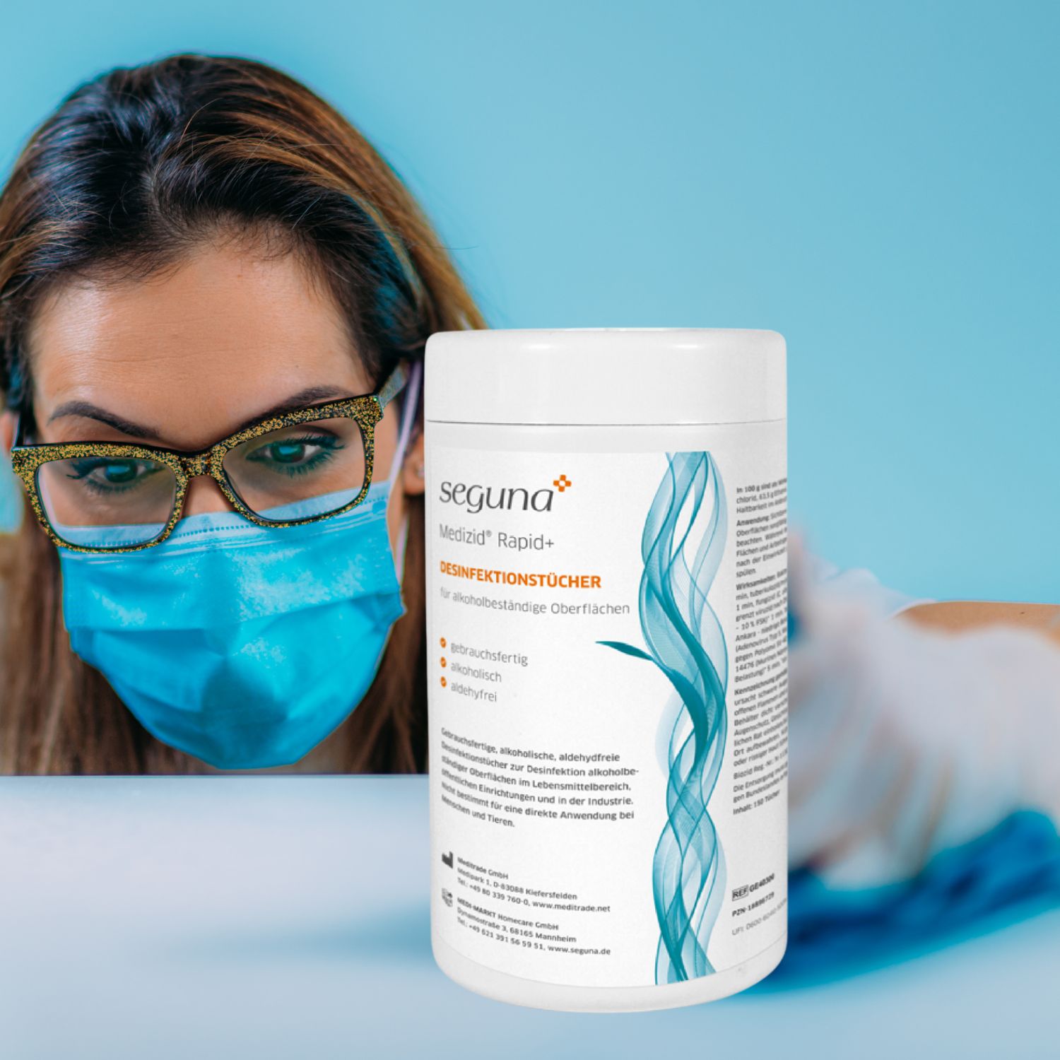 Weiße Dose mit Aufschrift: Seguna Medizid Rapid+. Person mit Brille und Maske im Hintergrund. Desinfektionstücher für Oberflächen.