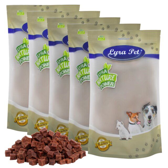 Fünf Beutel mit braunen, würfelförmigen Snacks. Aufschrift 'Lyra Pet NATURE POWER' und Abbildungen von Hunden.