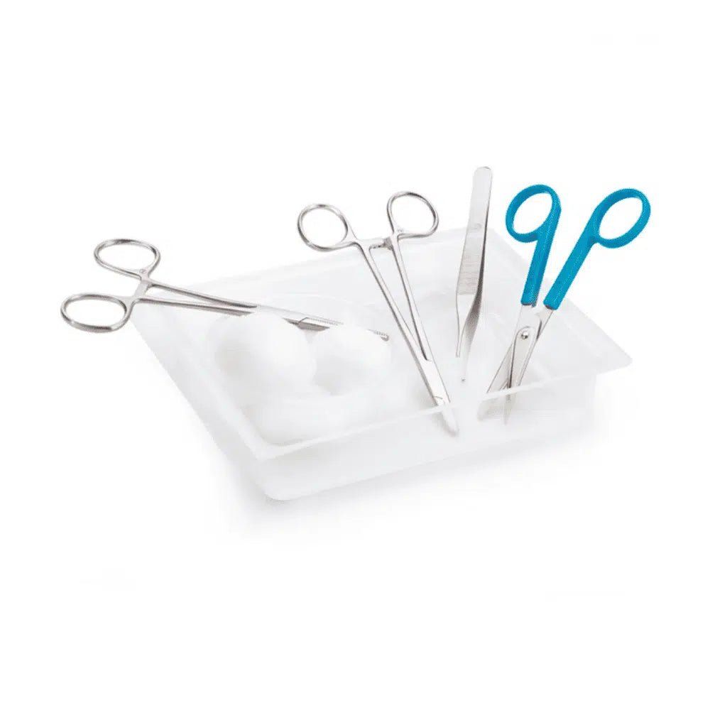 Chirurgisches Instrumenten-Set mit Pinzette, Schere und Klemmen in einer Schale mit Wattebällchen.