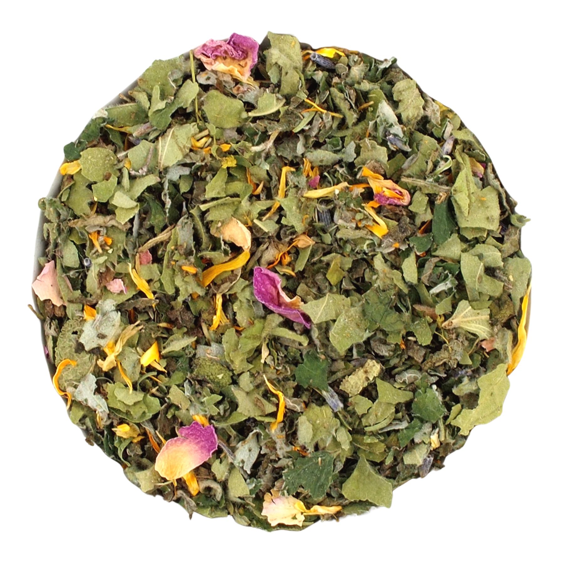 Nahaufnahme von Kräutermischung. Grüne Blätter, Blütenblätter in Gelb und Rosa. Auf weißem Hintergrund.