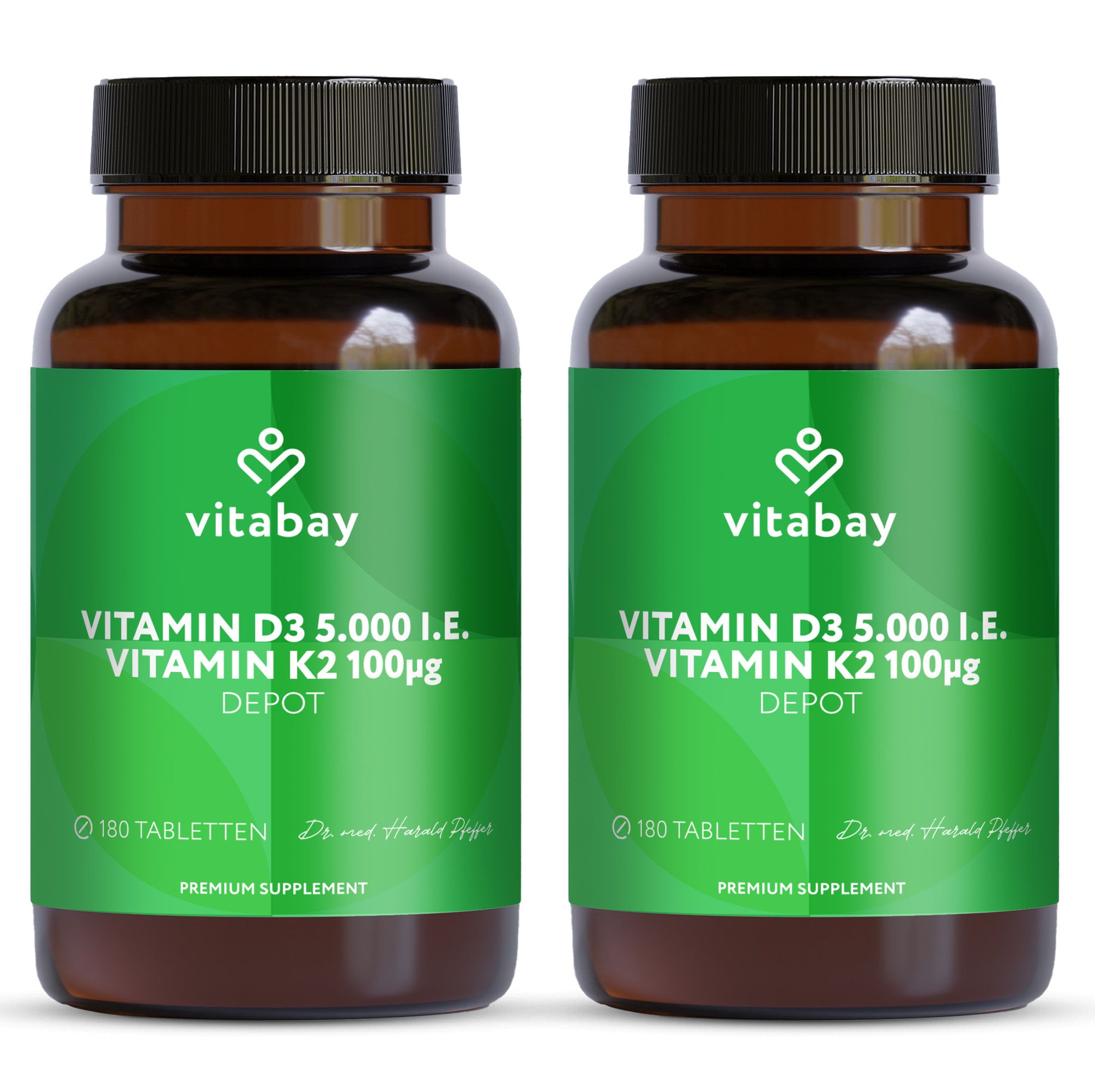 Zwei braune Flaschen mit grünem Etikett. Text: Vitamin D3 5.000 I.E. Vitamin K2 100µg Depot. 180 Tabletten. Vitabay-Logo.